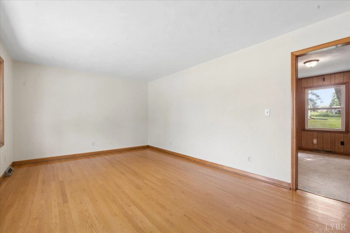 1111 Roundtree DR - Photo 6