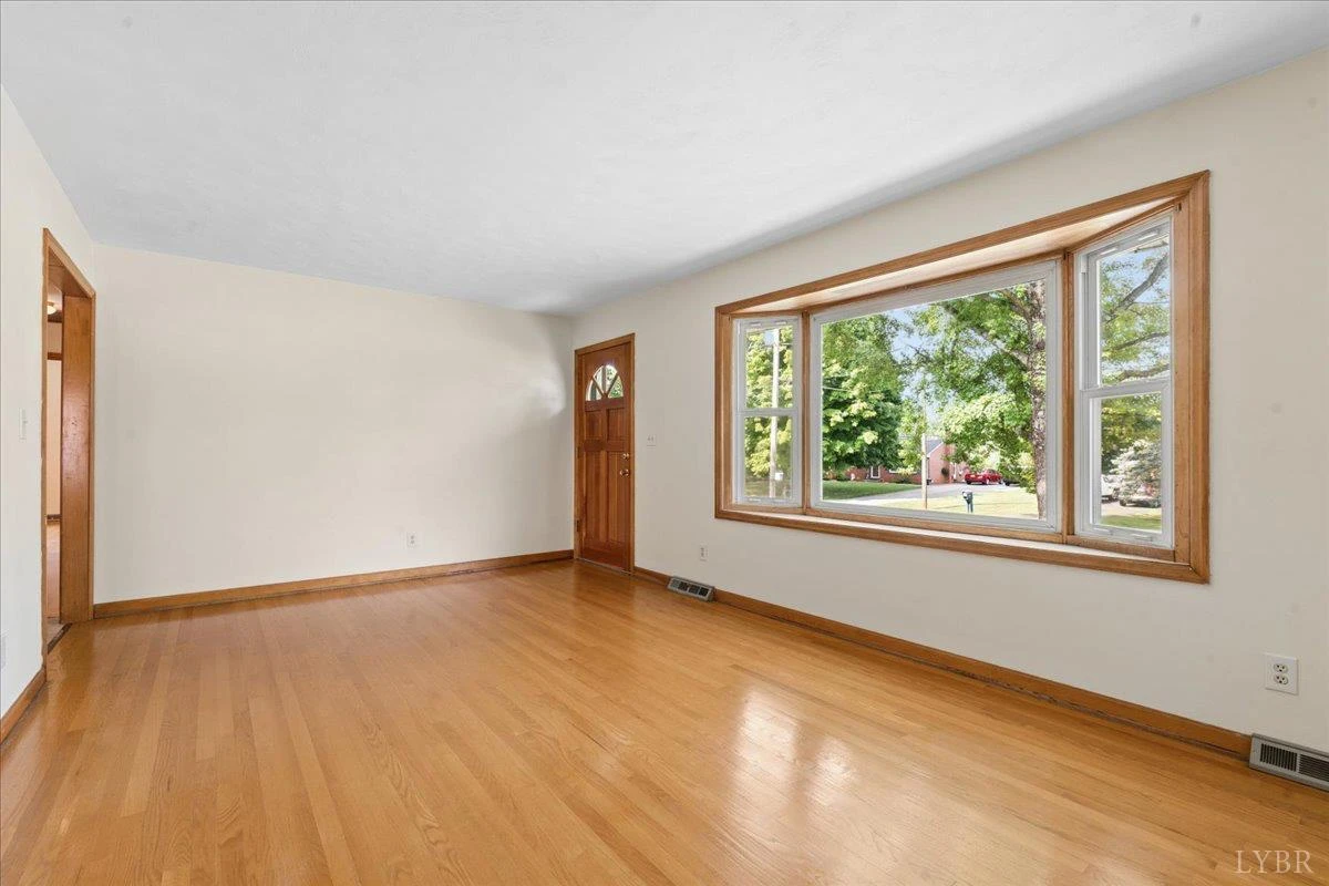 1111 Roundtree DR - Photo 8
