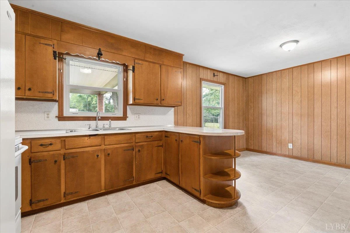 1111 Roundtree DR - Photo 10