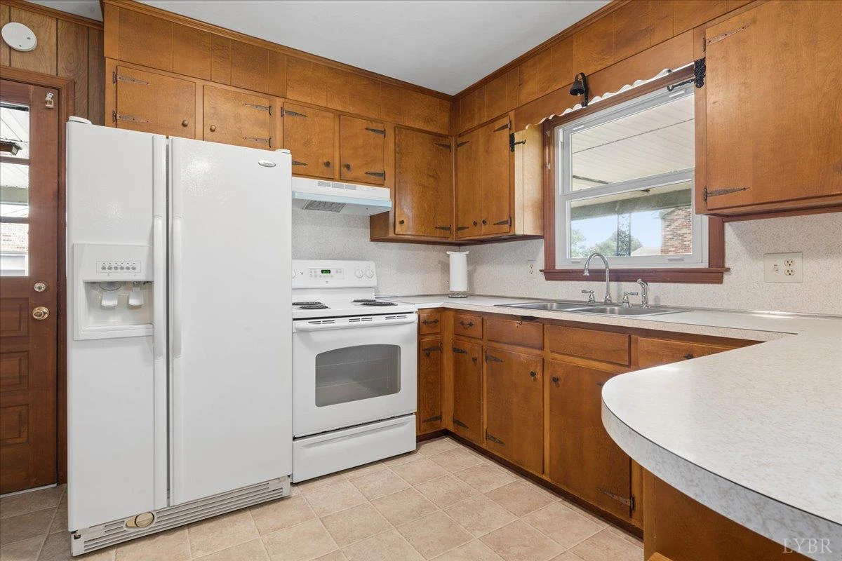 1111 Roundtree DR - Photo 11