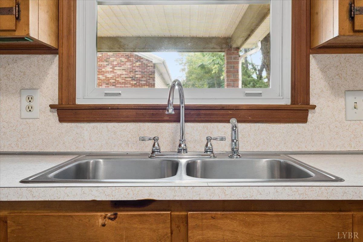1111 Roundtree DR - Photo 12