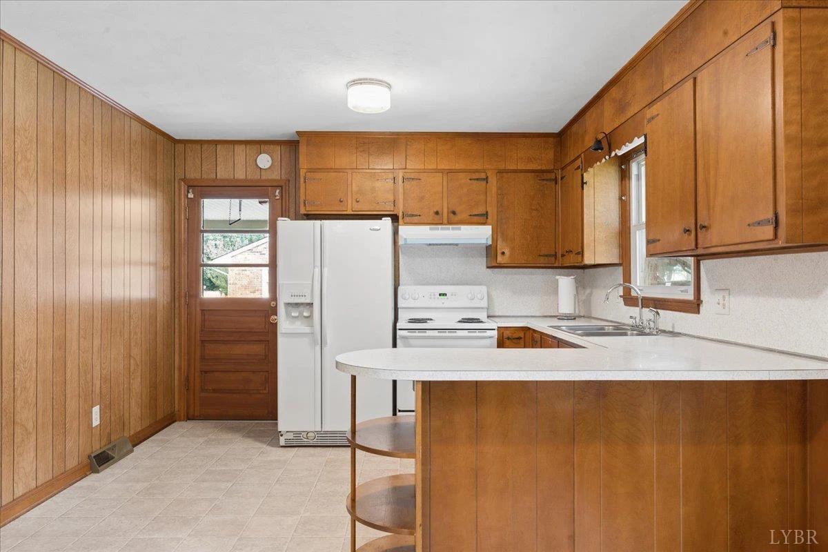 1111 Roundtree DR - Photo 16