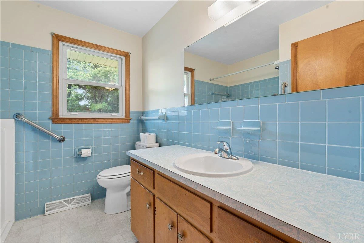 1111 Roundtree DR - Photo 17