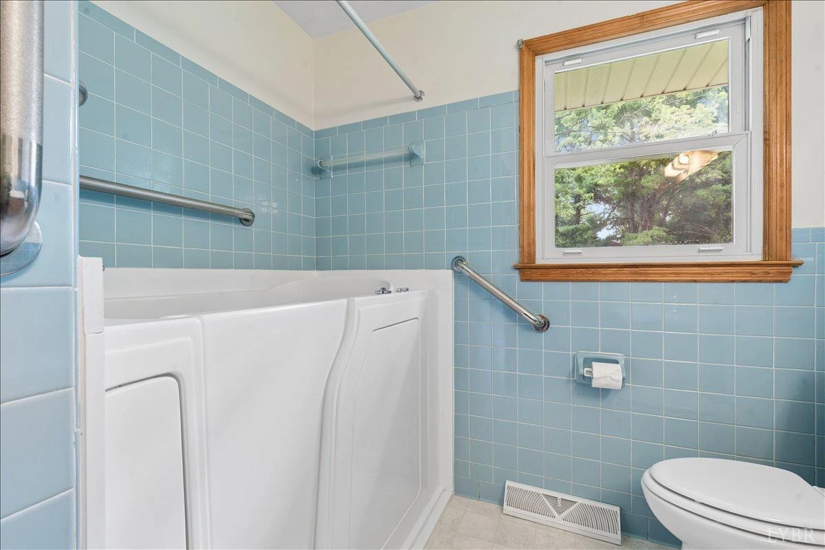 1111 Roundtree DR - Photo 18