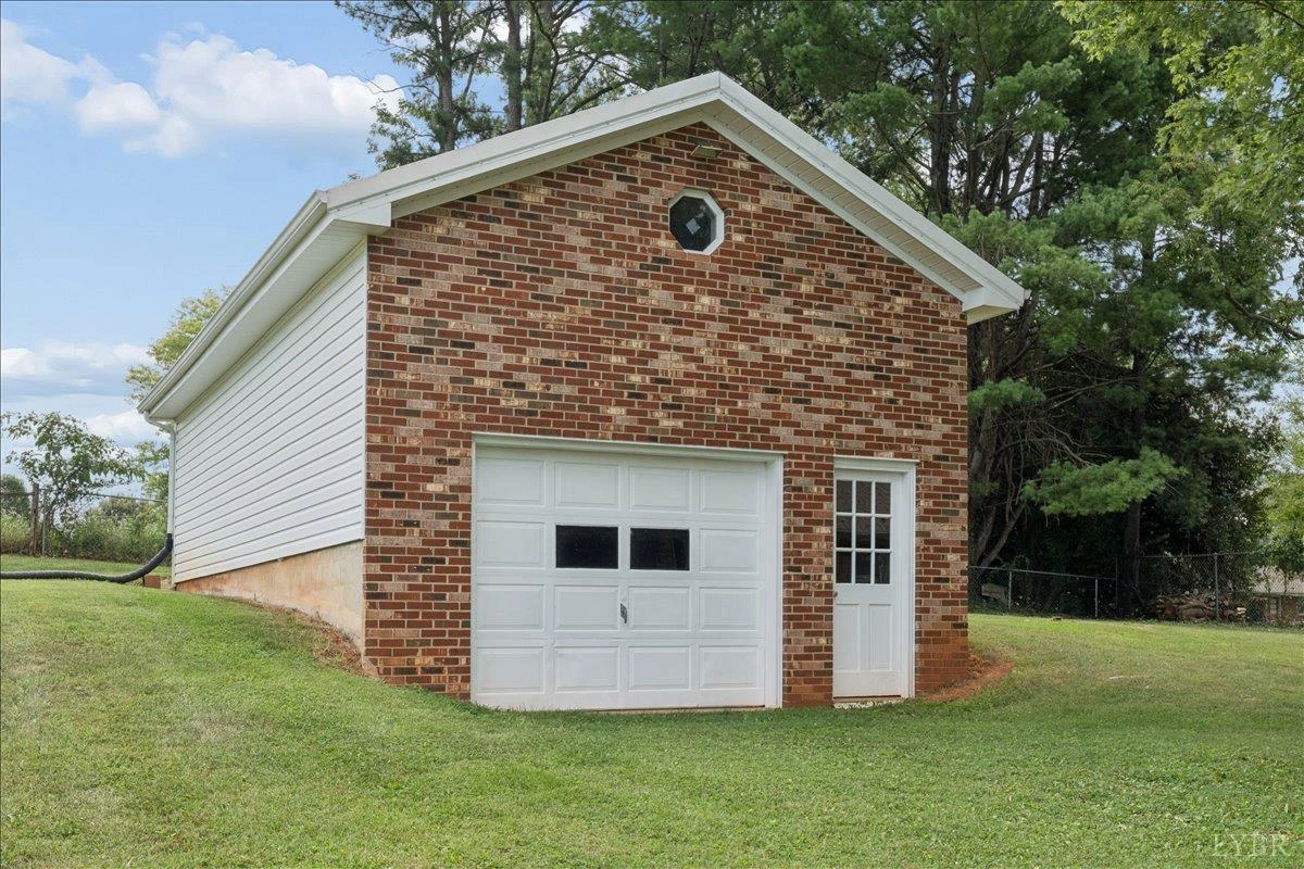 1111 Roundtree DR - Photo 35