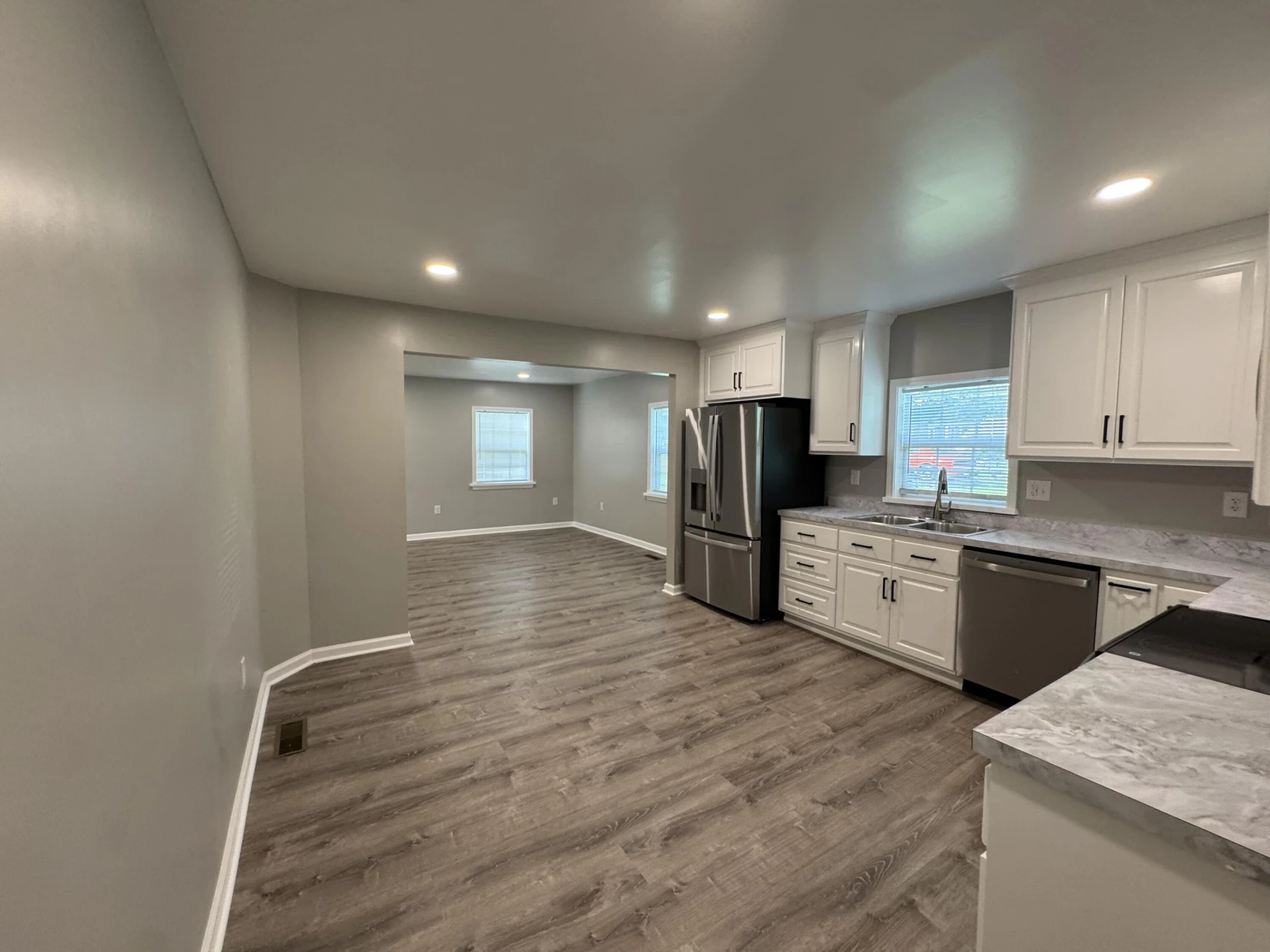 105 Law ST - Photo 3