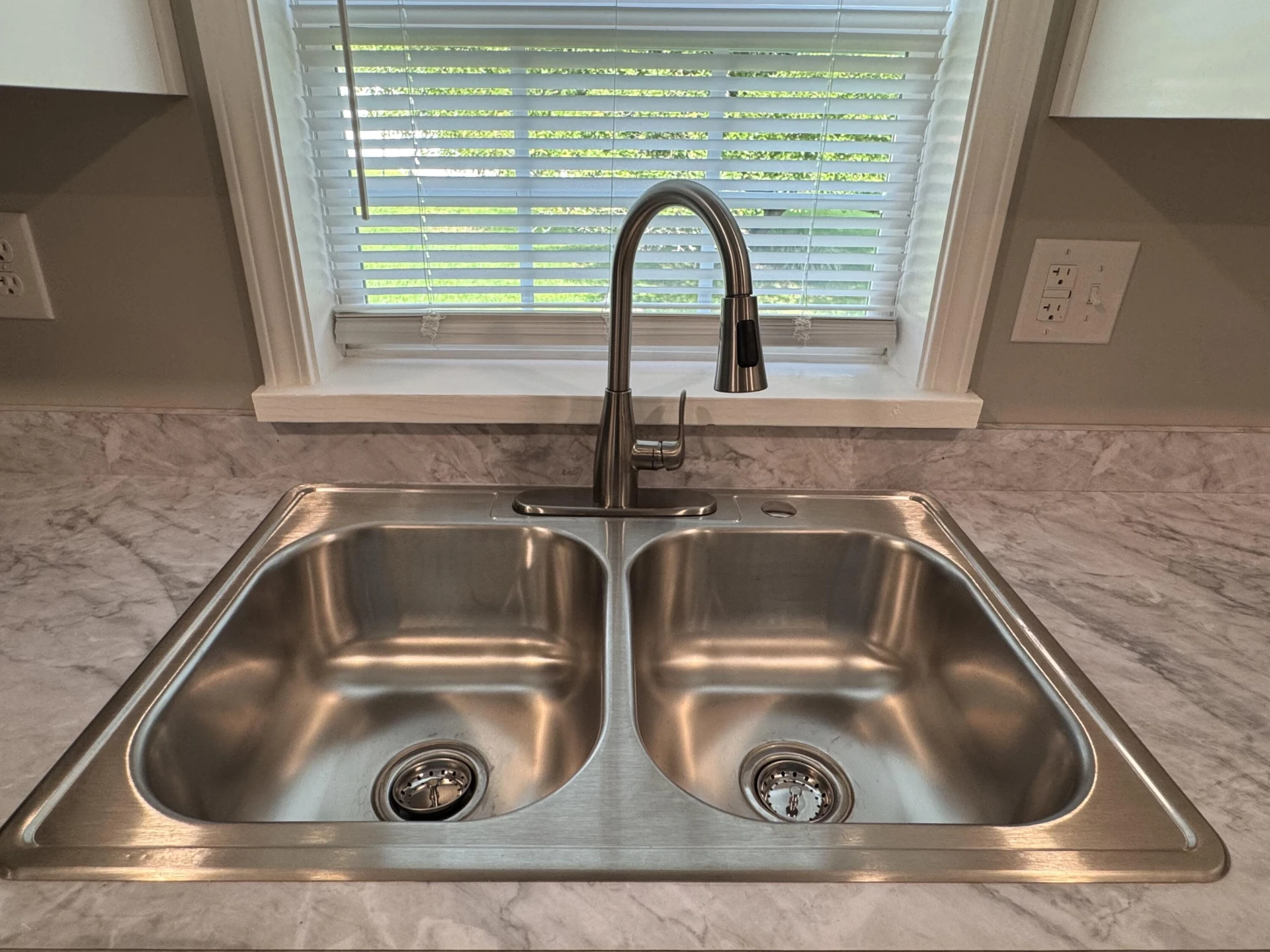 105 Law ST - Photo 6