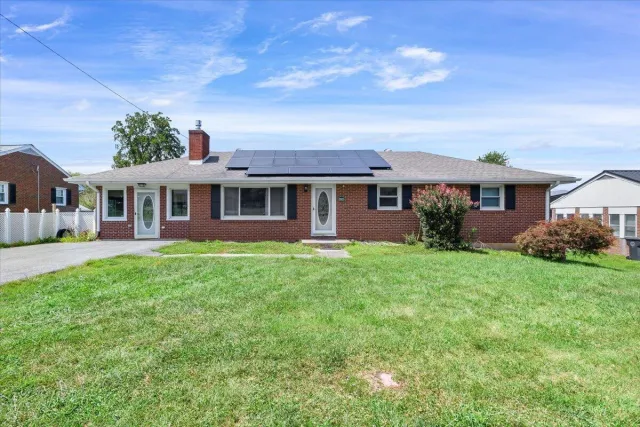 1102 Maiden LN