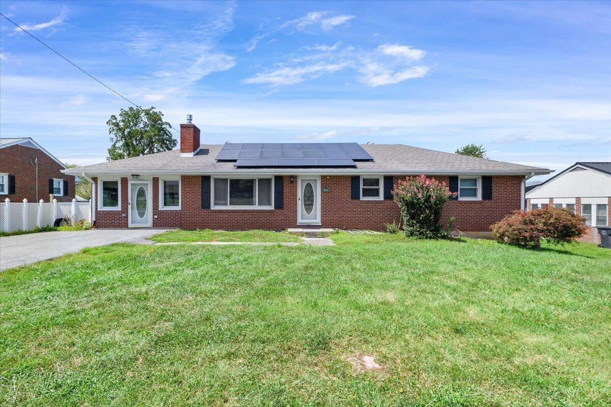 1102 Maiden LN