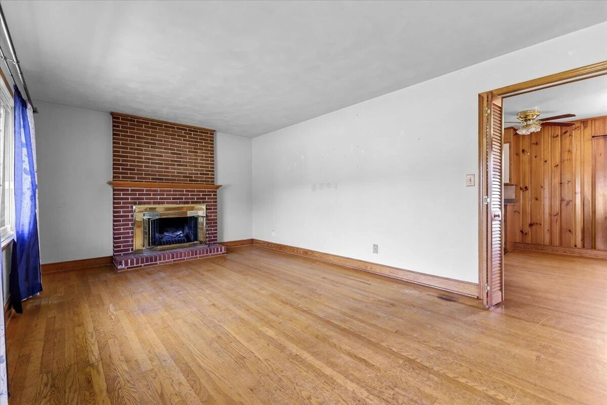 1102 Maiden LN - Photo 2