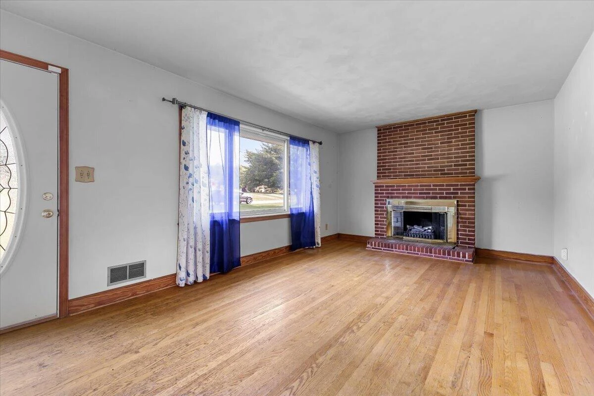 1102 Maiden LN - Photo 3