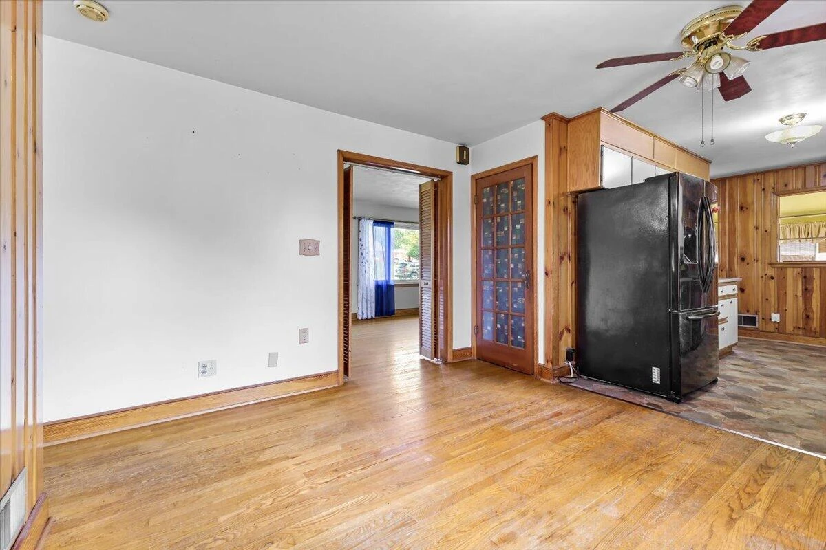 1102 Maiden LN - Photo 4
