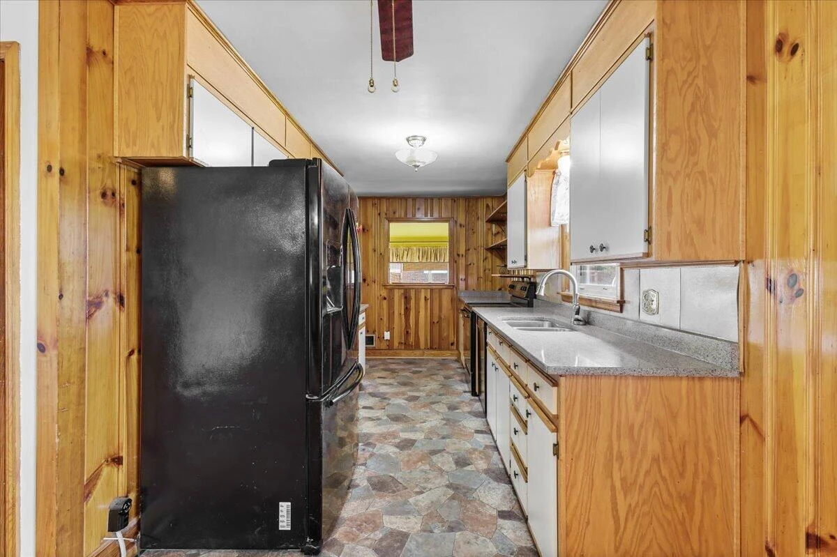 1102 Maiden LN - Photo 5