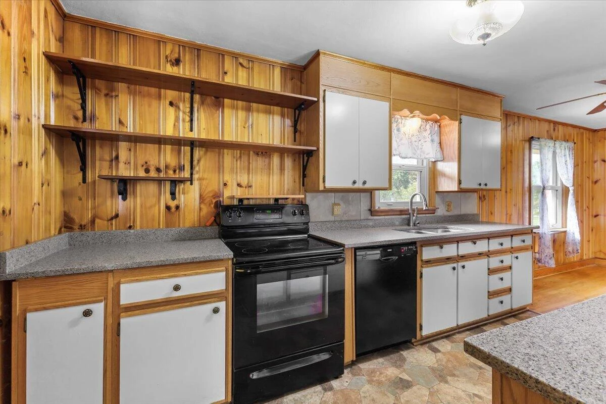 1102 Maiden LN - Photo 7