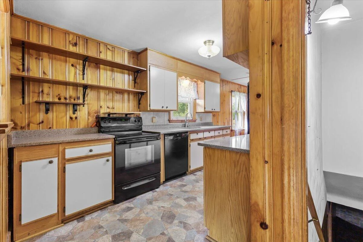 1102 Maiden LN - Photo 8