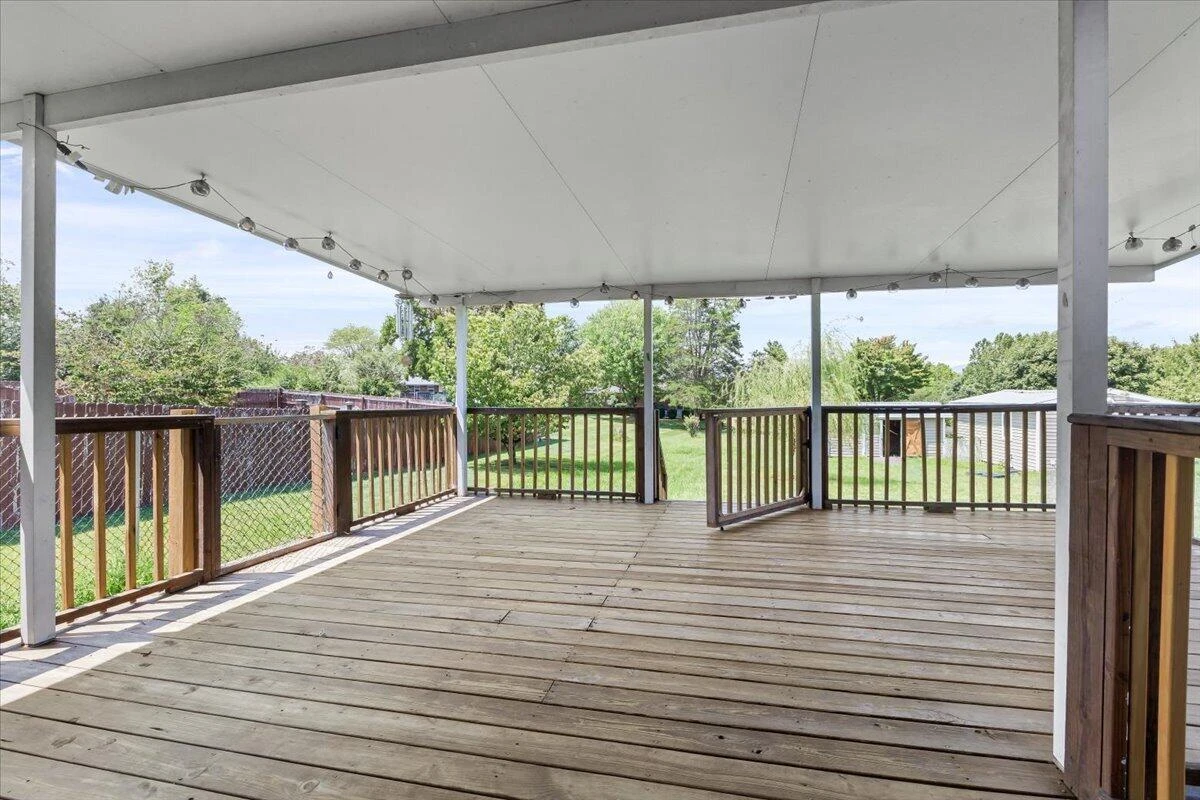 1102 Maiden LN - Photo 9