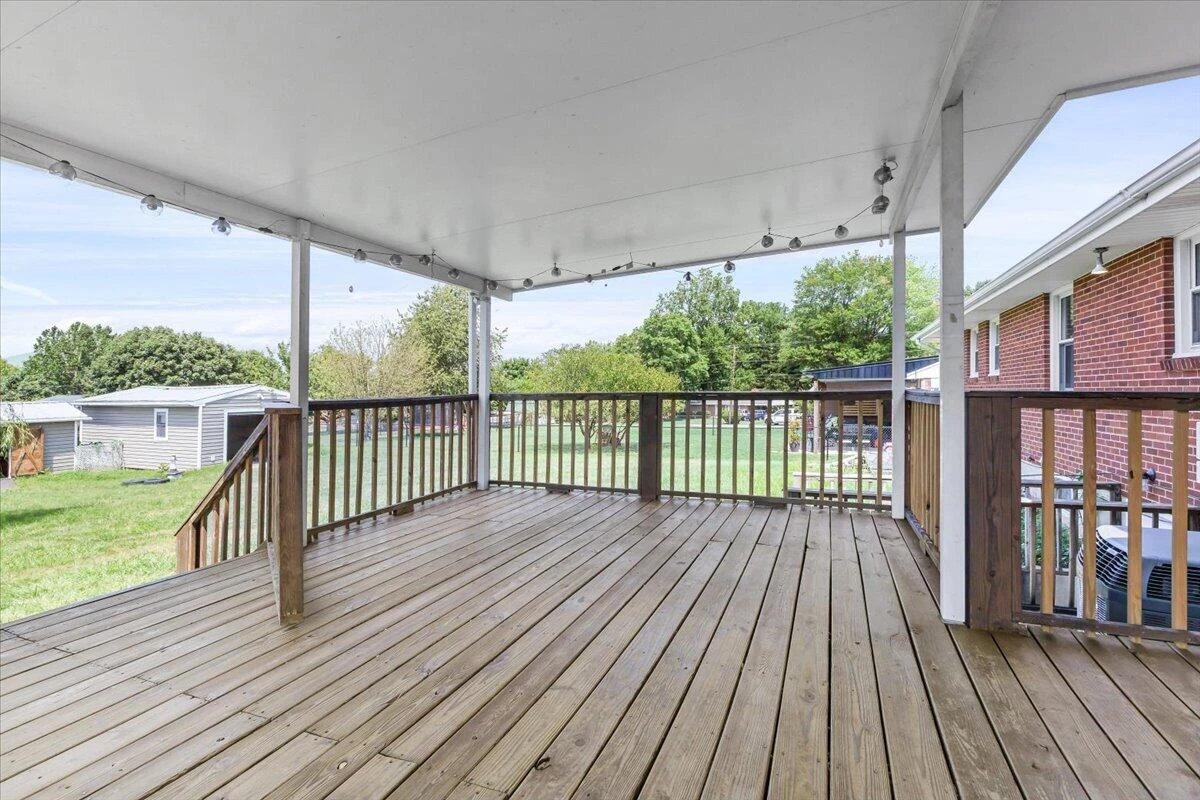 1102 Maiden LN - Photo 10