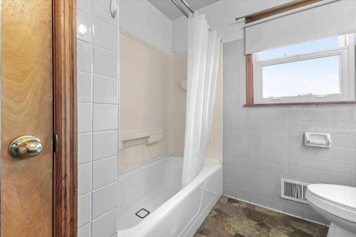 1102 Maiden LN - Photo 11