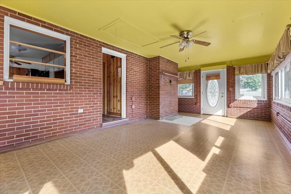 1102 Maiden LN - Photo 12