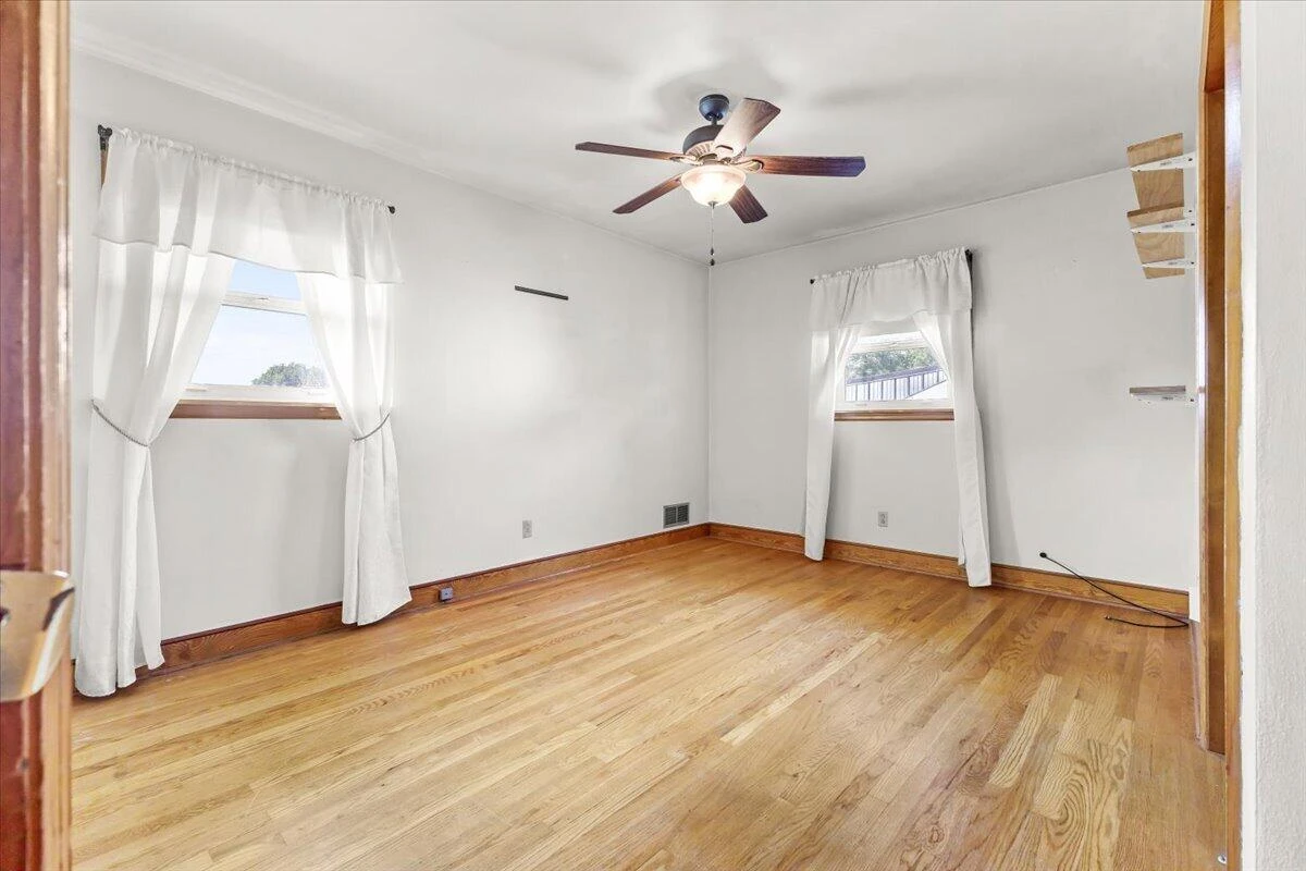 1102 Maiden LN - Photo 13