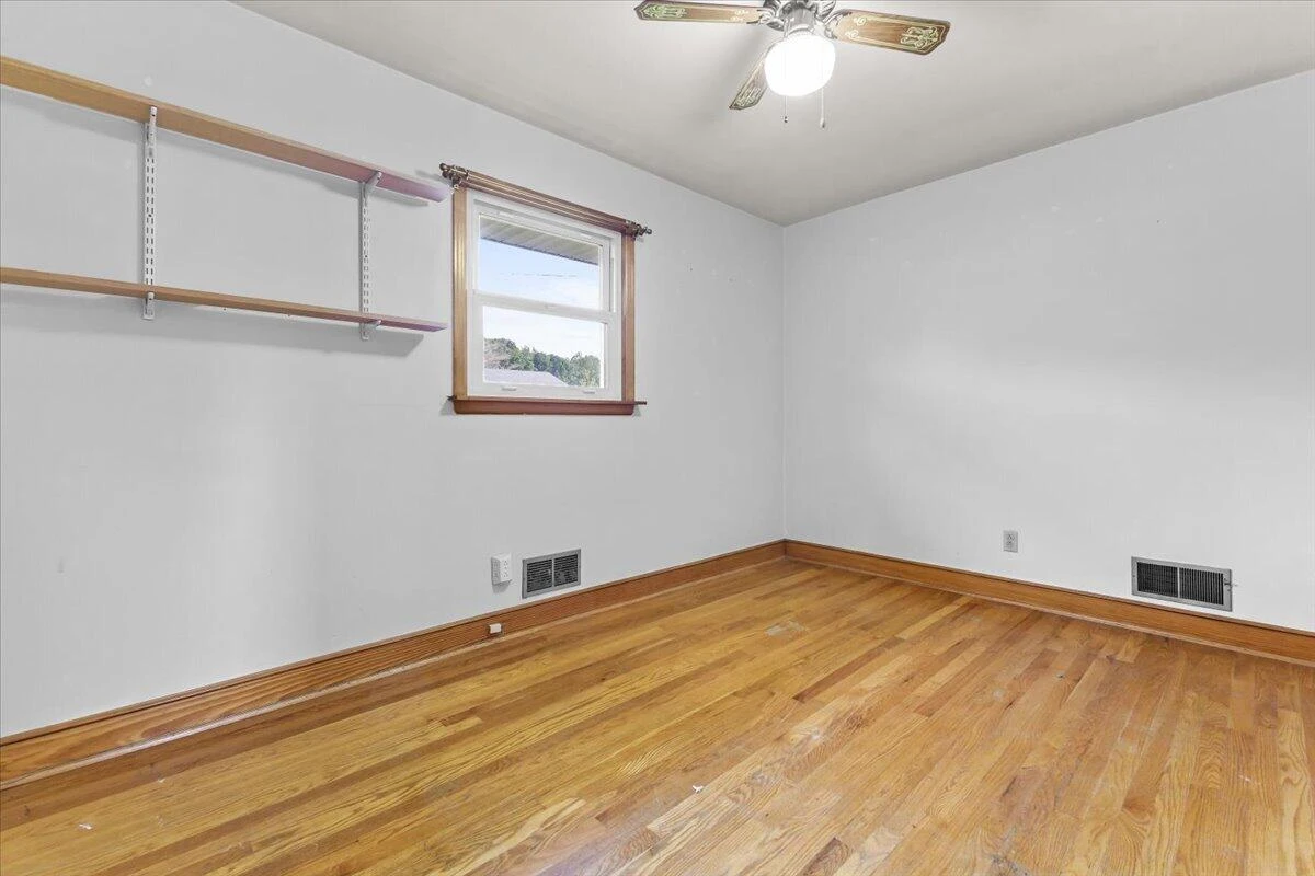 1102 Maiden LN - Photo 16
