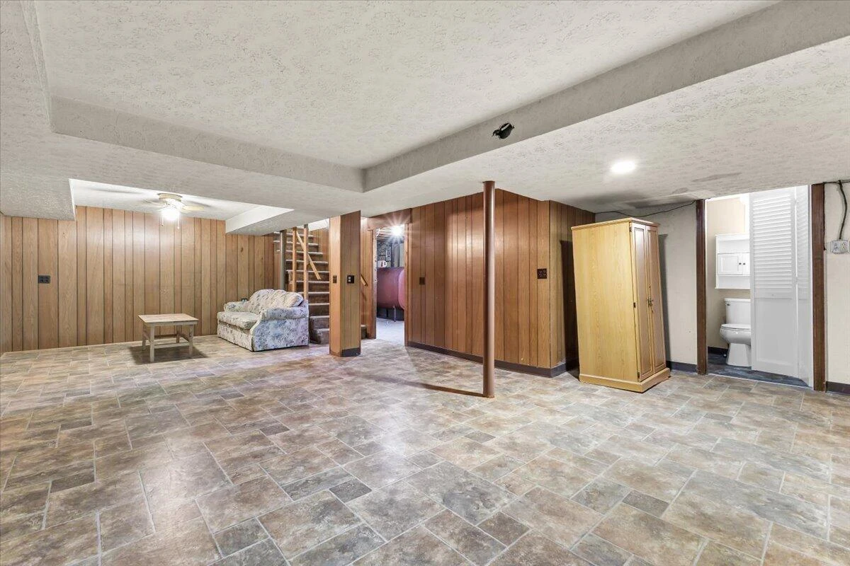 1102 Maiden LN - Photo 19