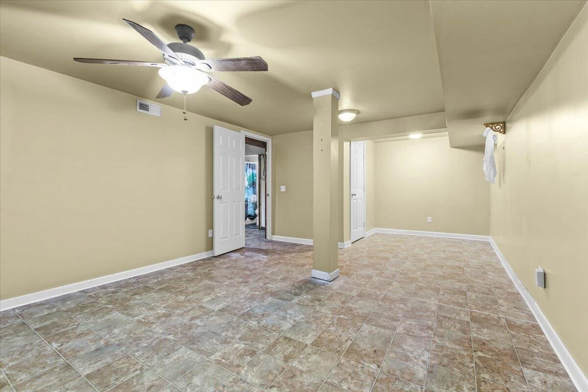 1102 Maiden LN - Photo 21