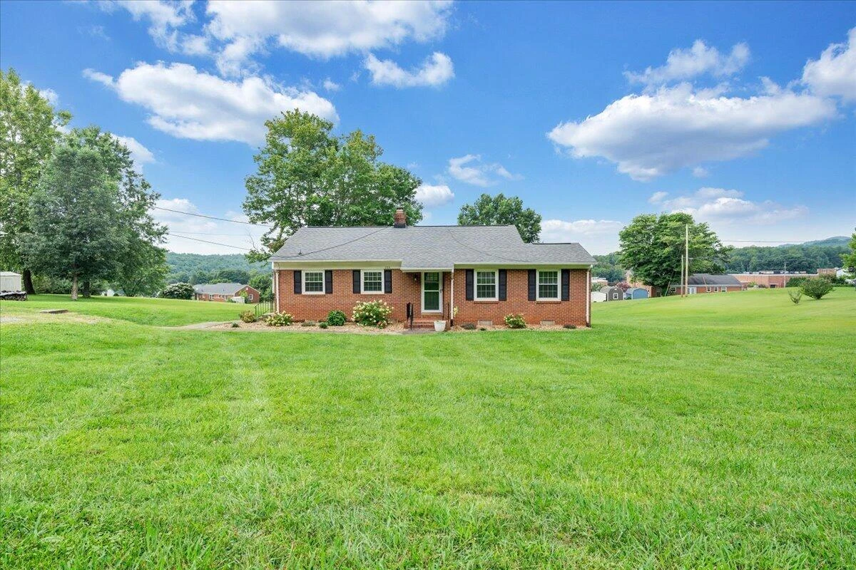 235 Arthur CIR