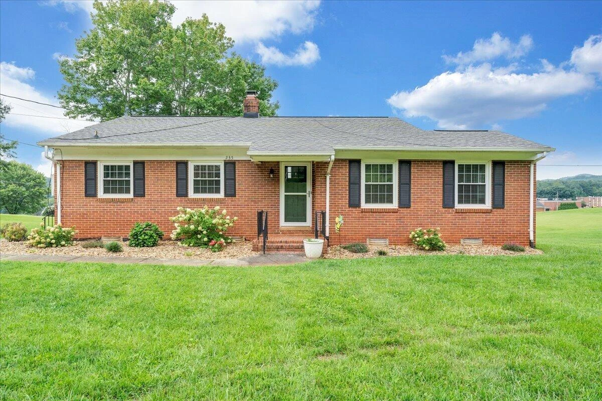 235 Arthur CIR - Photo 2