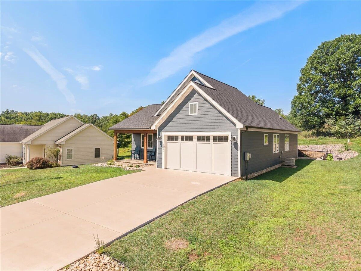 1054 Barrow Hills DR - Photo 2