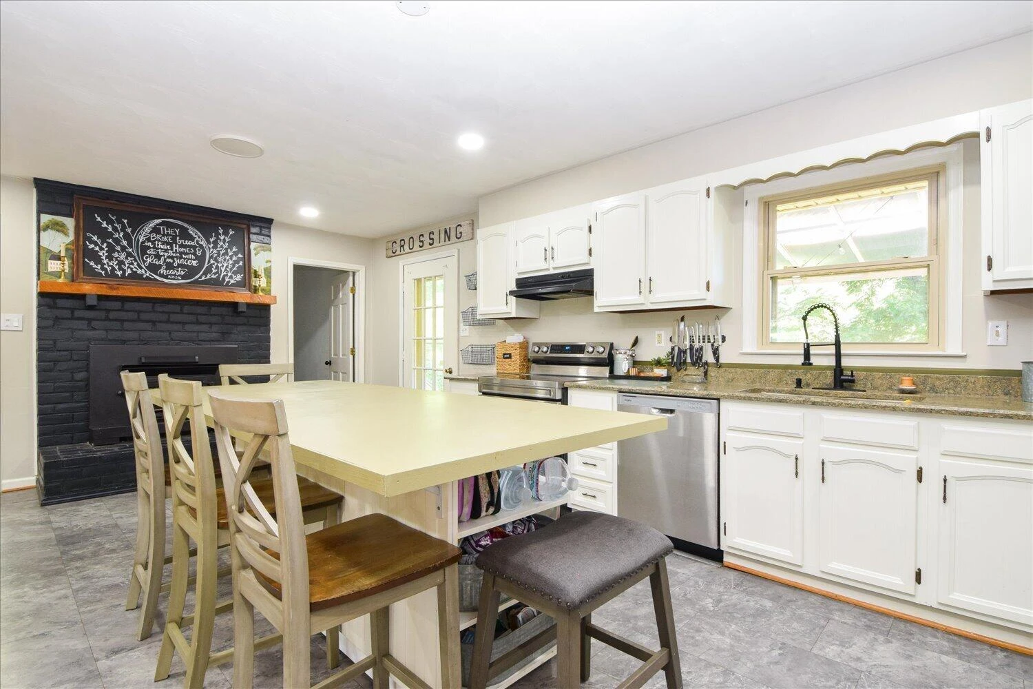 1084 Old Sessler Mill RD - Photo 4