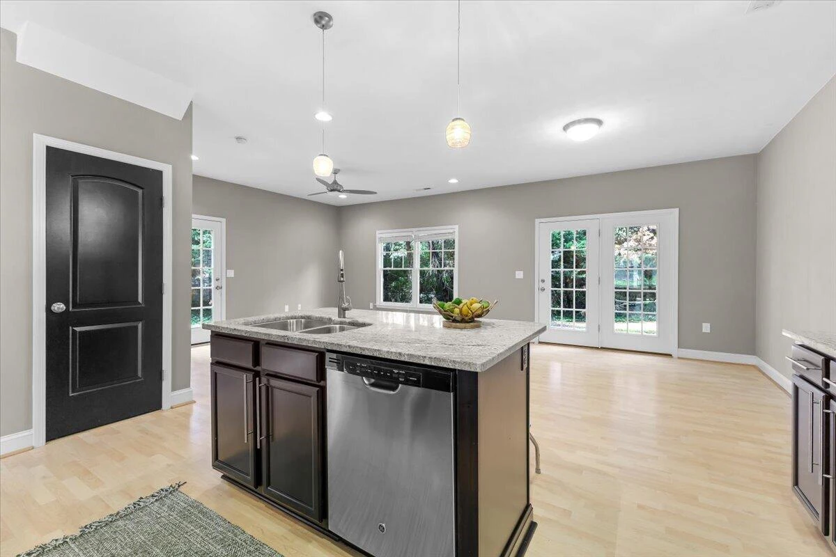 628 Janette AVE SW - Photo 9