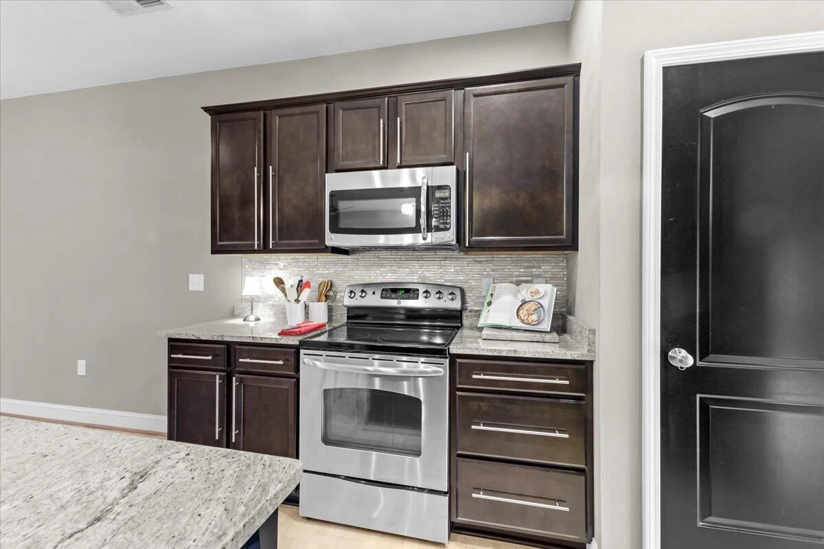 628 Janette AVE SW - Photo 10
