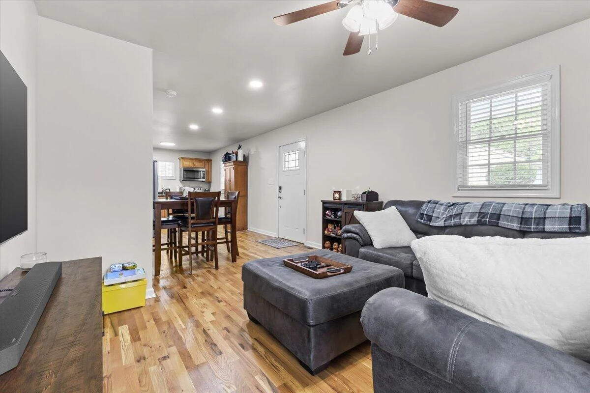 1101 Gearhart RD SE - Photo 3