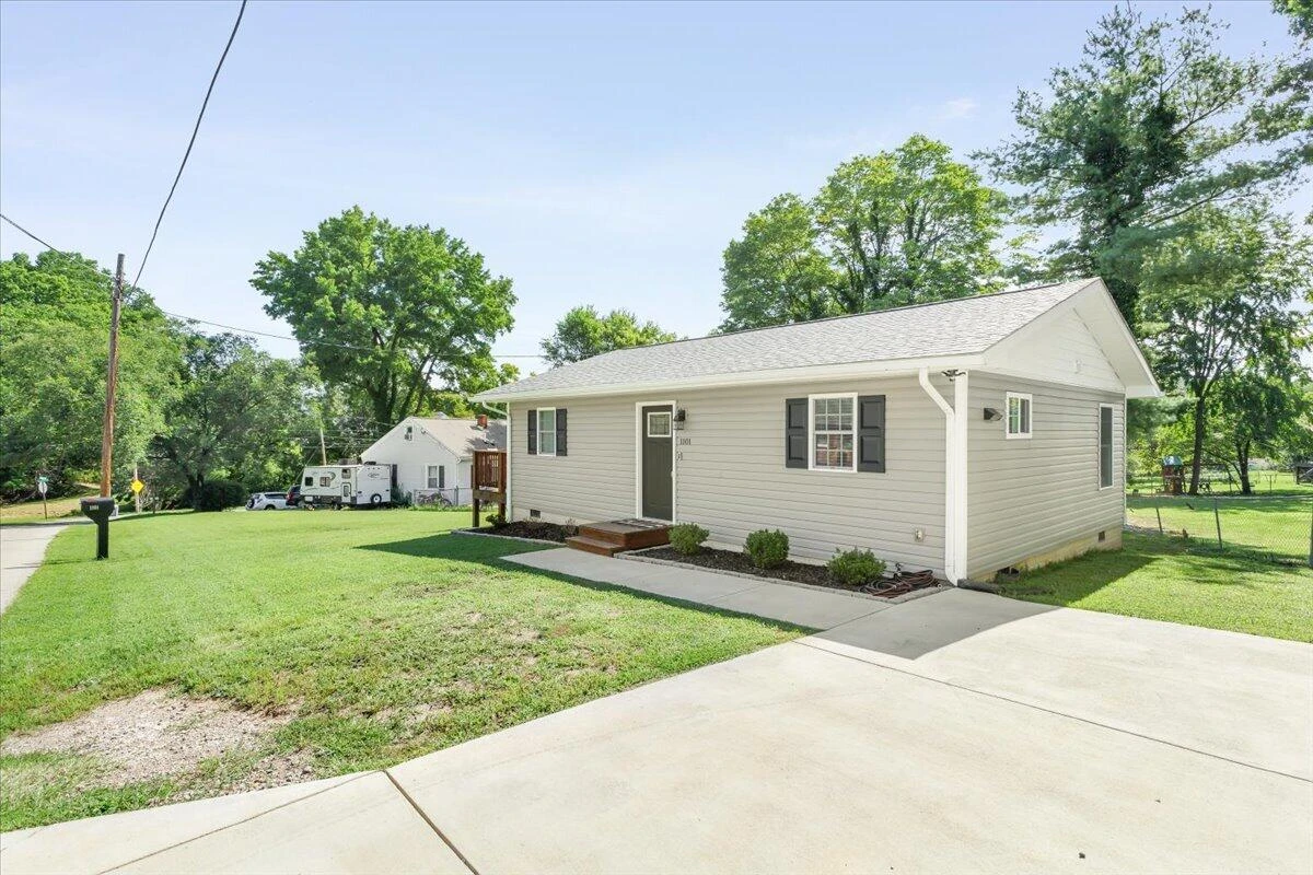 1101 Gearhart RD SE - Photo 14