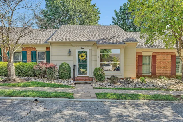 872 Stonegate CT
