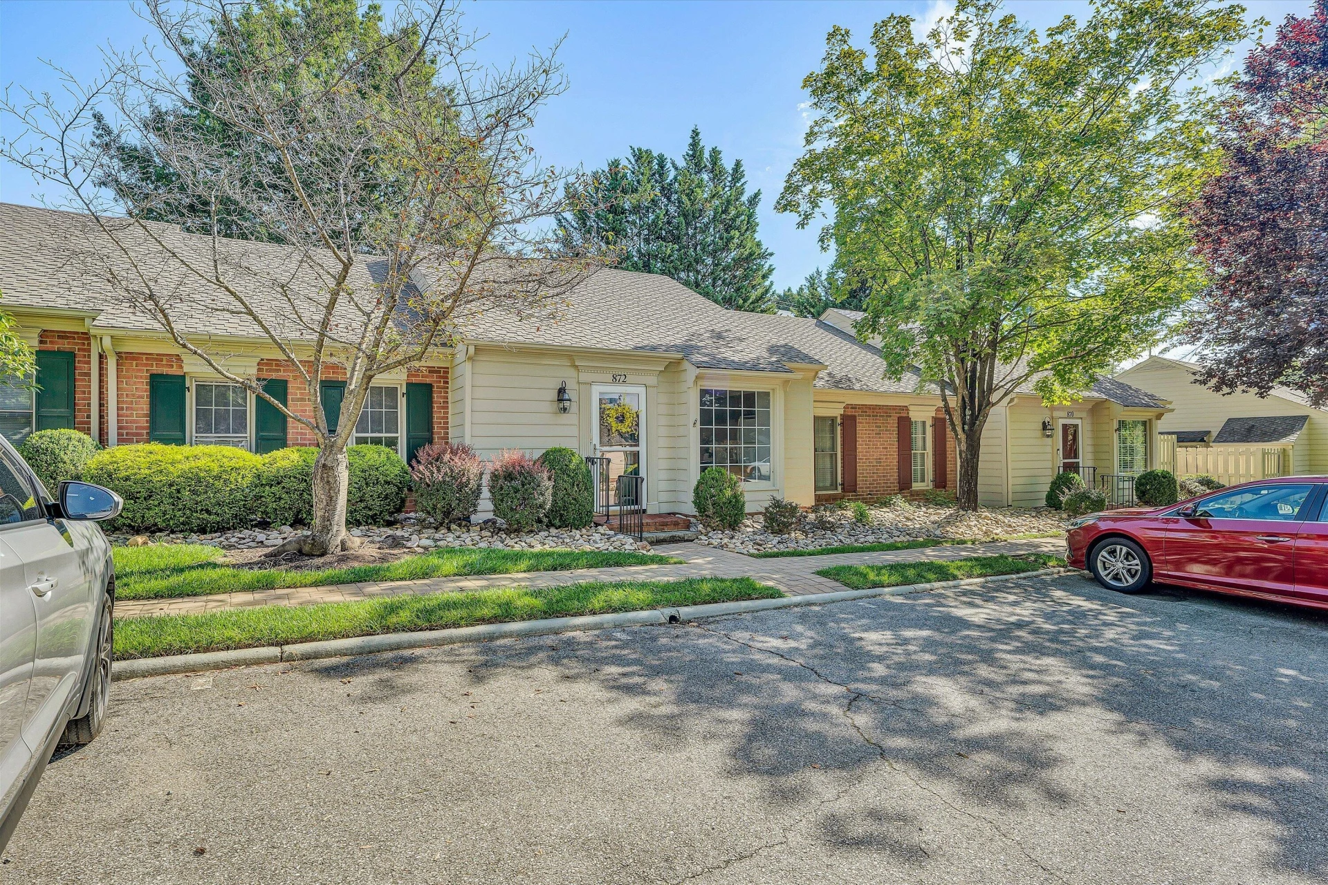 872 Stonegate CT - Photo 2