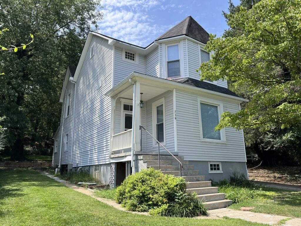 716 Hill AVE