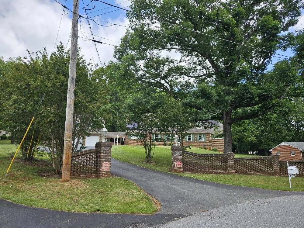 320 Hilltop DR - Photo 7