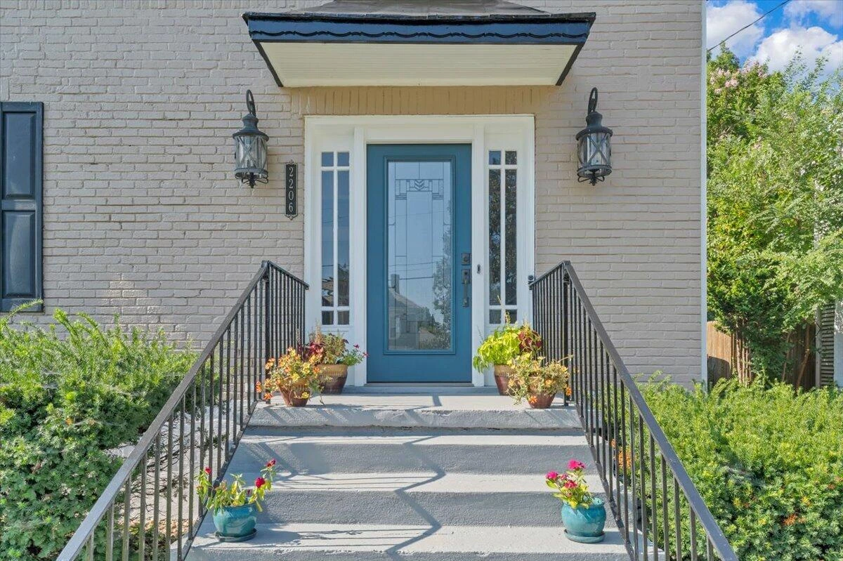 2206 Windsor AVE SW - Photo 2