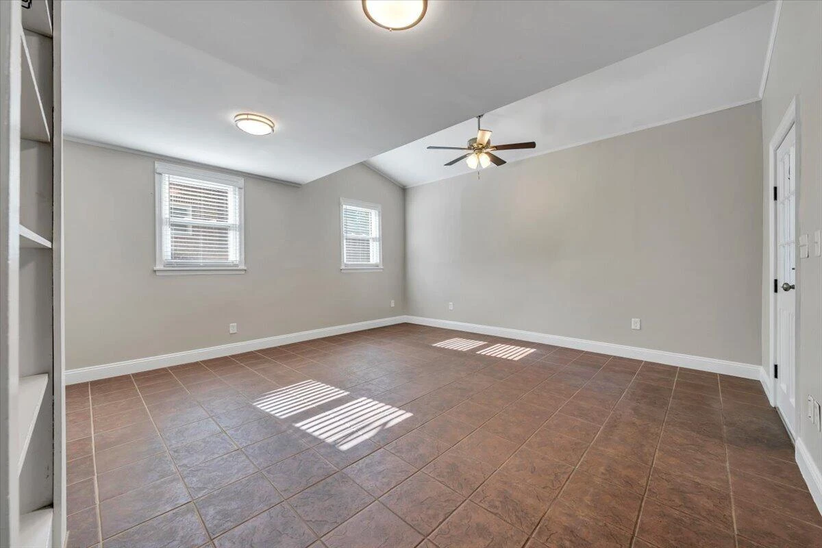 2206 Windsor AVE SW - Photo 20
