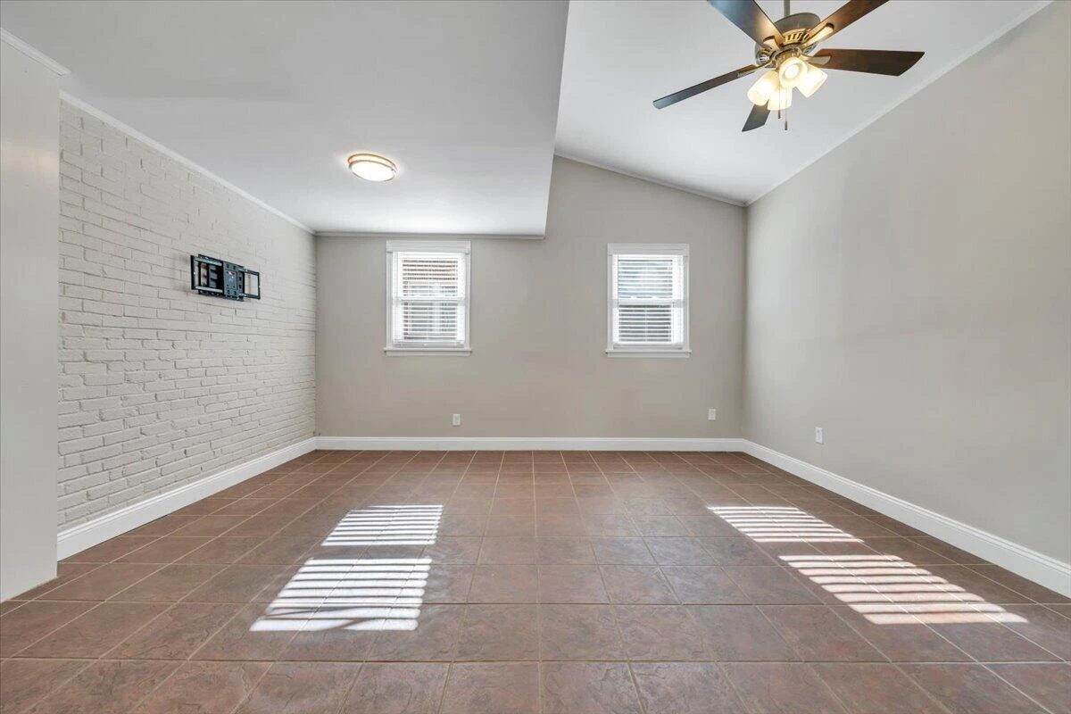 2206 Windsor AVE SW - Photo 21