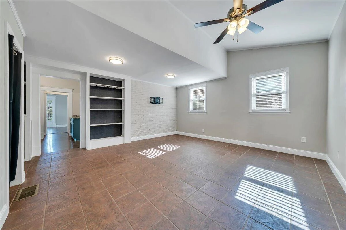2206 Windsor AVE SW - Photo 23