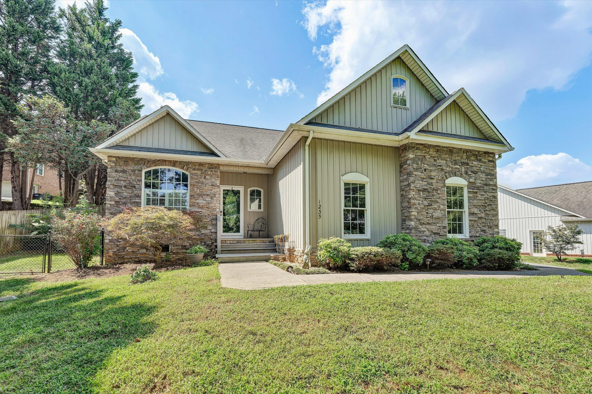 1235 Mountain View RD