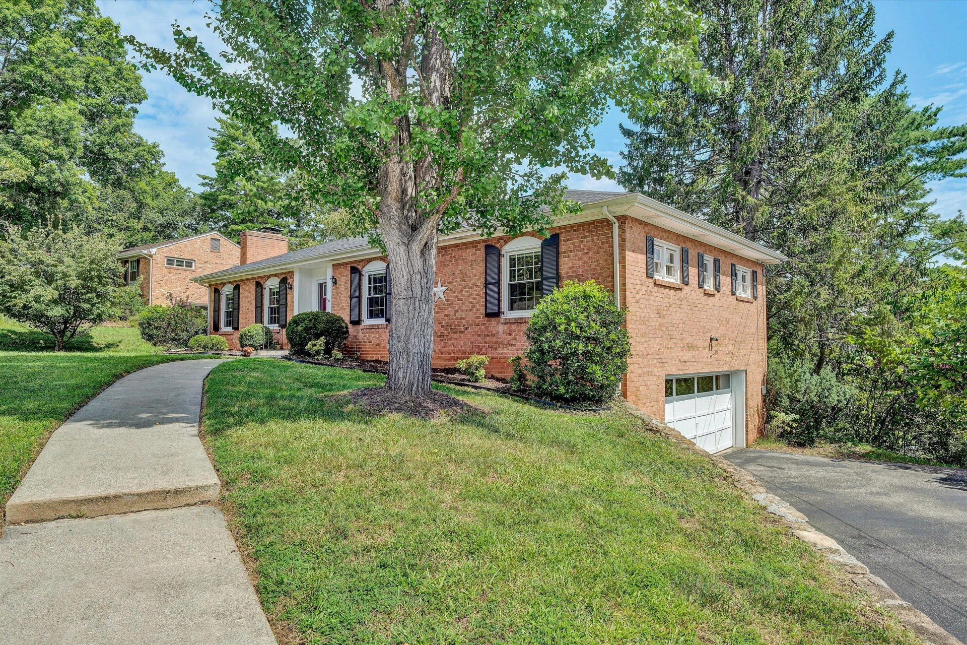 4203 Woodridge DR - Photo 2