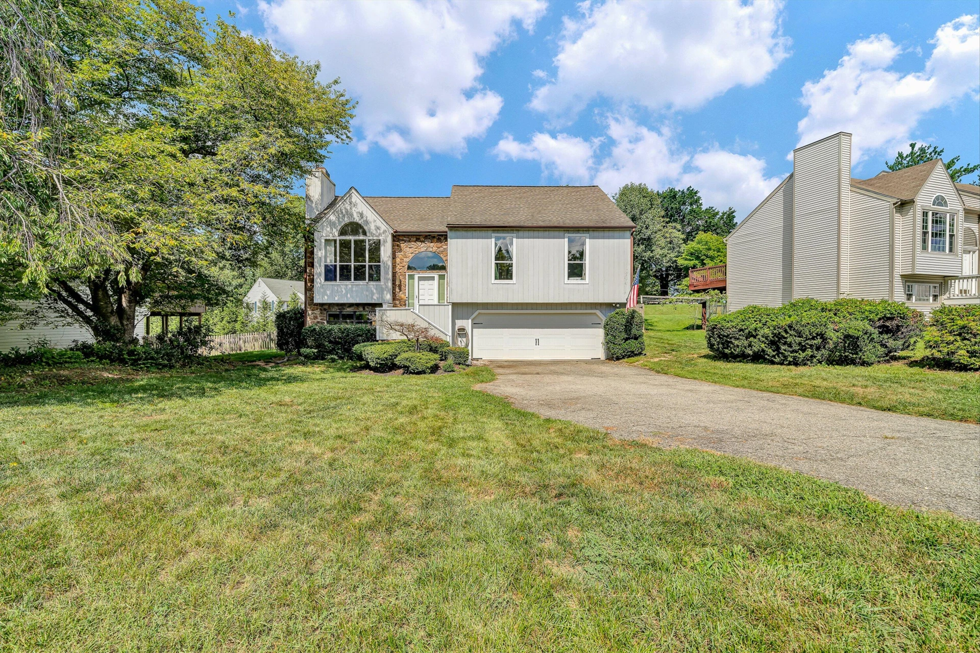 5605 Castle Rock RD - Photo 2