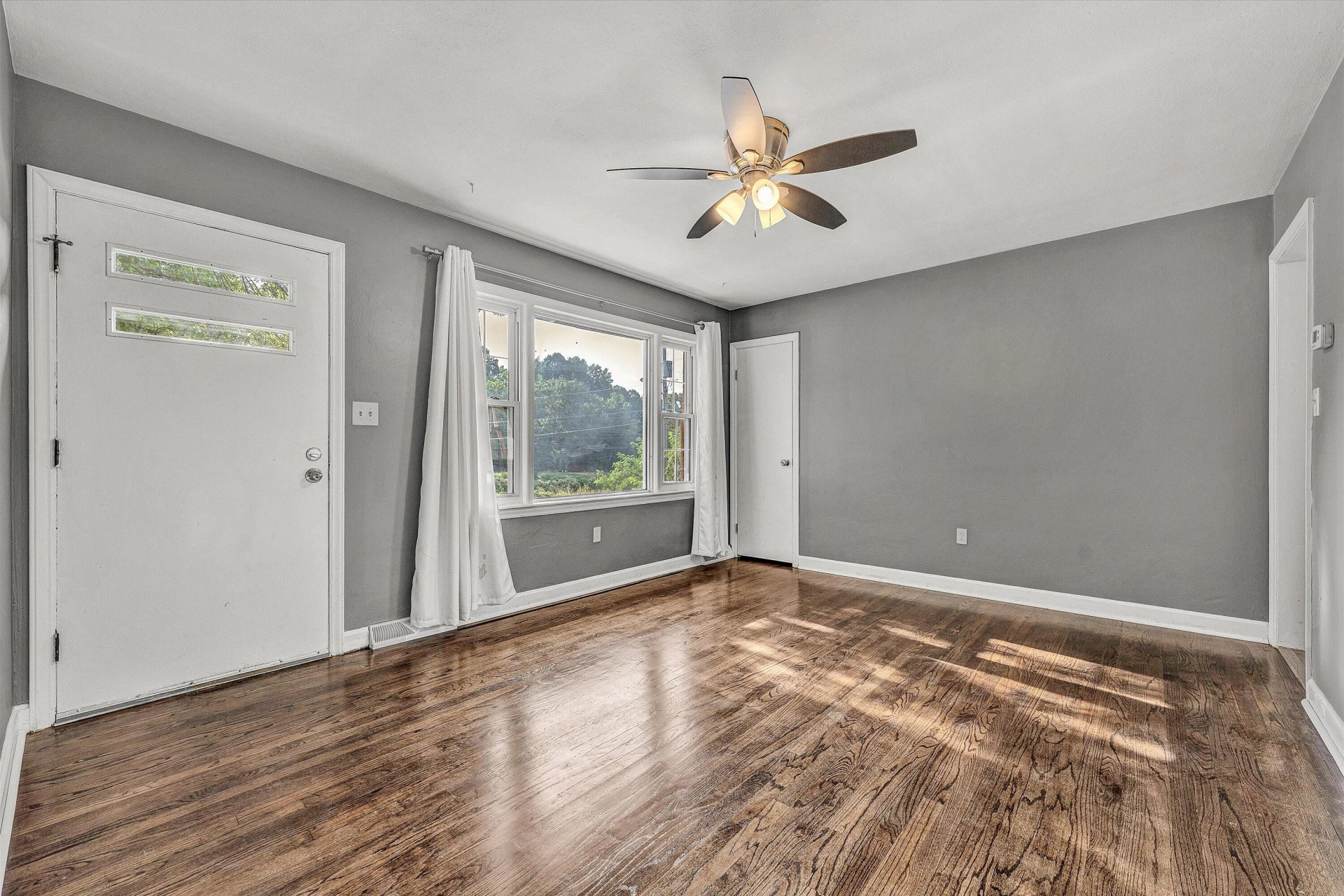 5304 Endicott ST - Photo 4