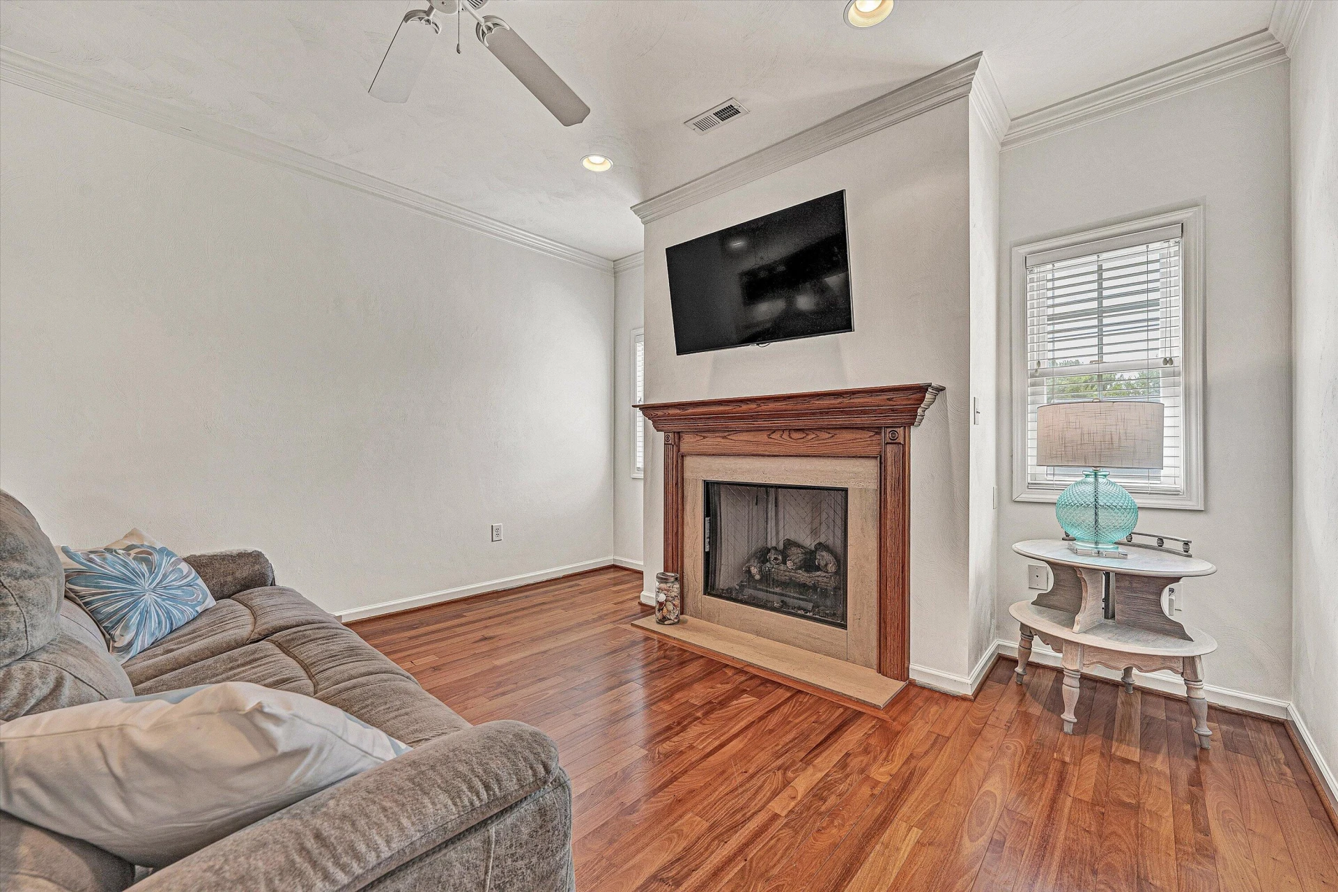 92 Maple ST - Photo 4