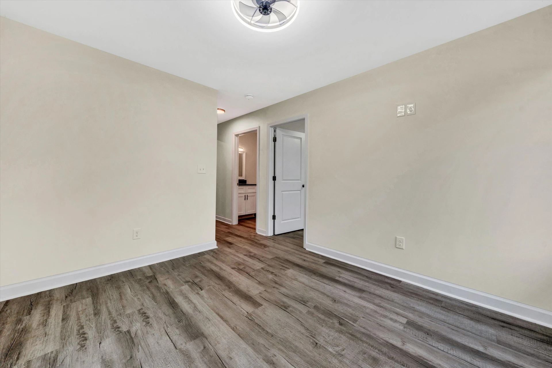 130 W Calhoun ST - Photo 5