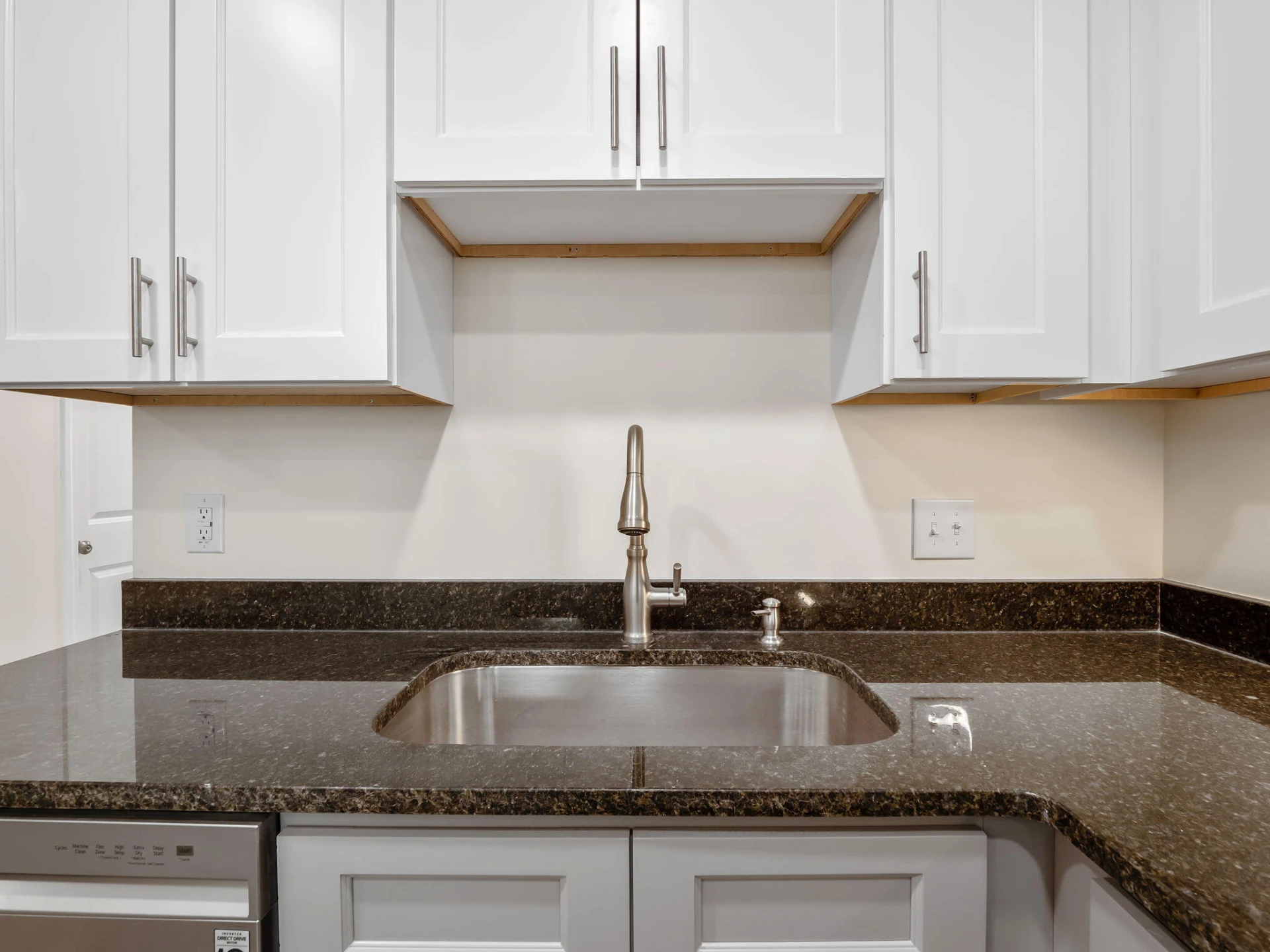 138 W Calhoun ST - Photo 8